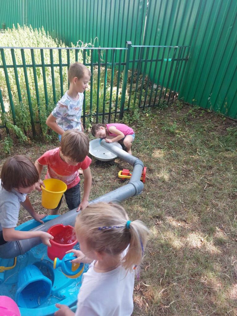 Dzieci konstruują wodociąg