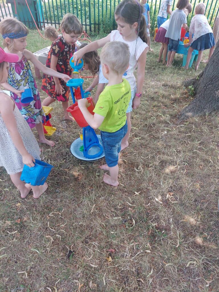 Dzieci przelewają wodę